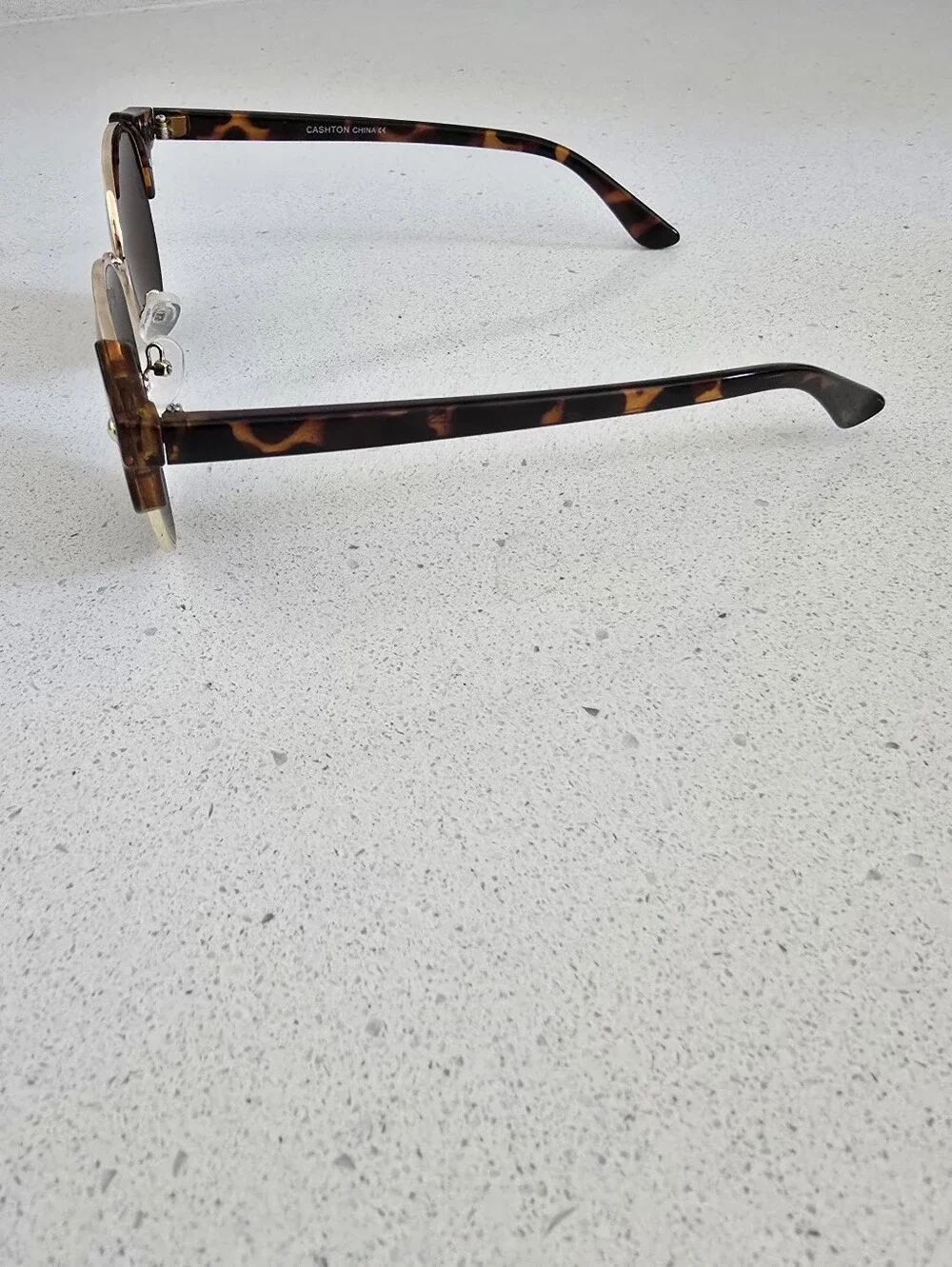 YHF Los Angeles Round Gold Frame Sunglasses with Dark Lenses